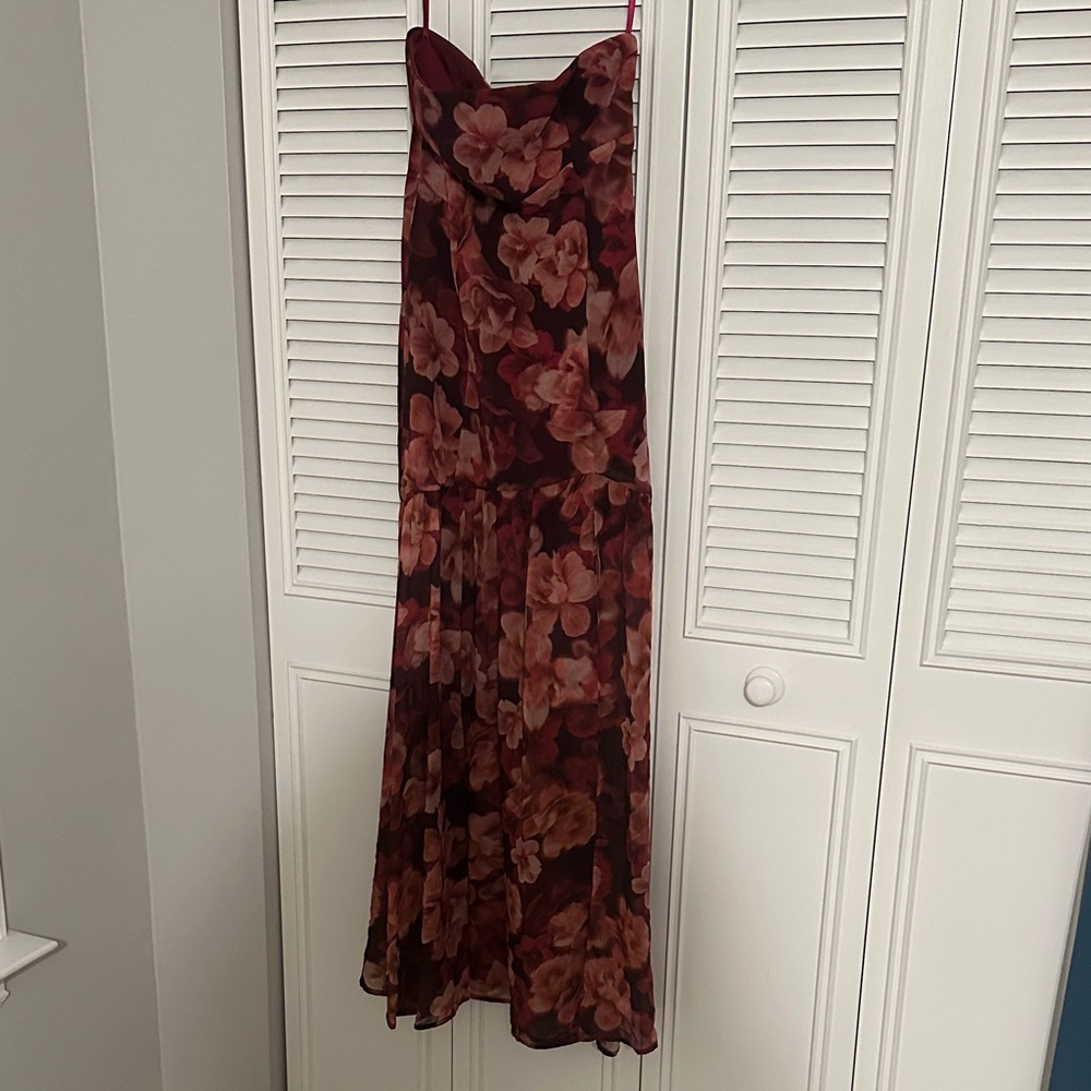 Chic Strapless Floral Dress in Deep Red